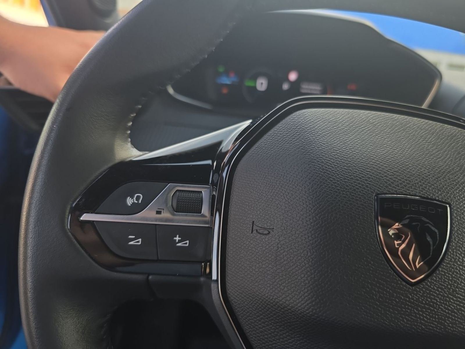 PEUGEOT E-2008 Eléctrico Allure 156 (115kW) 15 