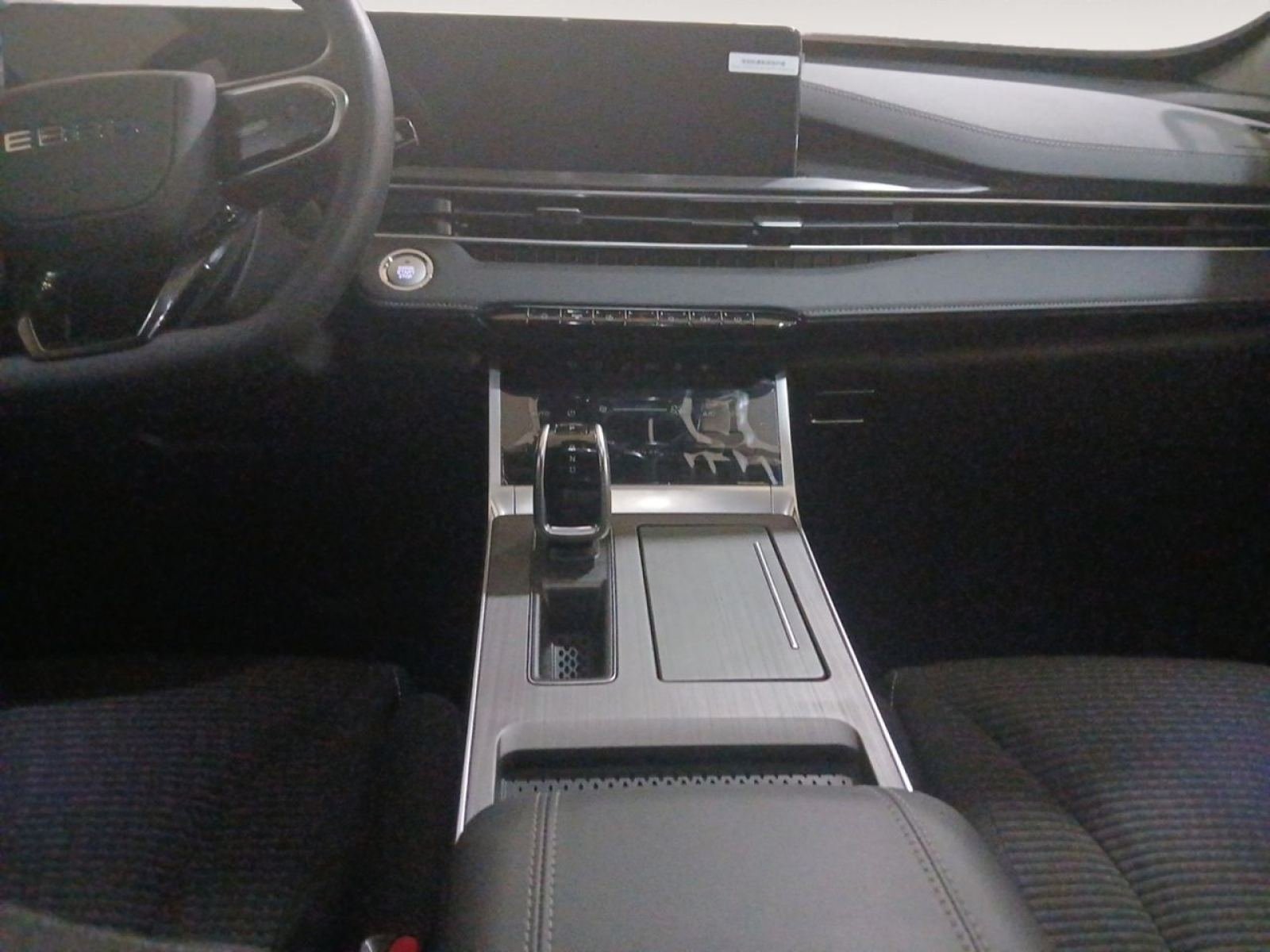 EBRO S400 1.5 DHE HEV Premium CVT 11 
