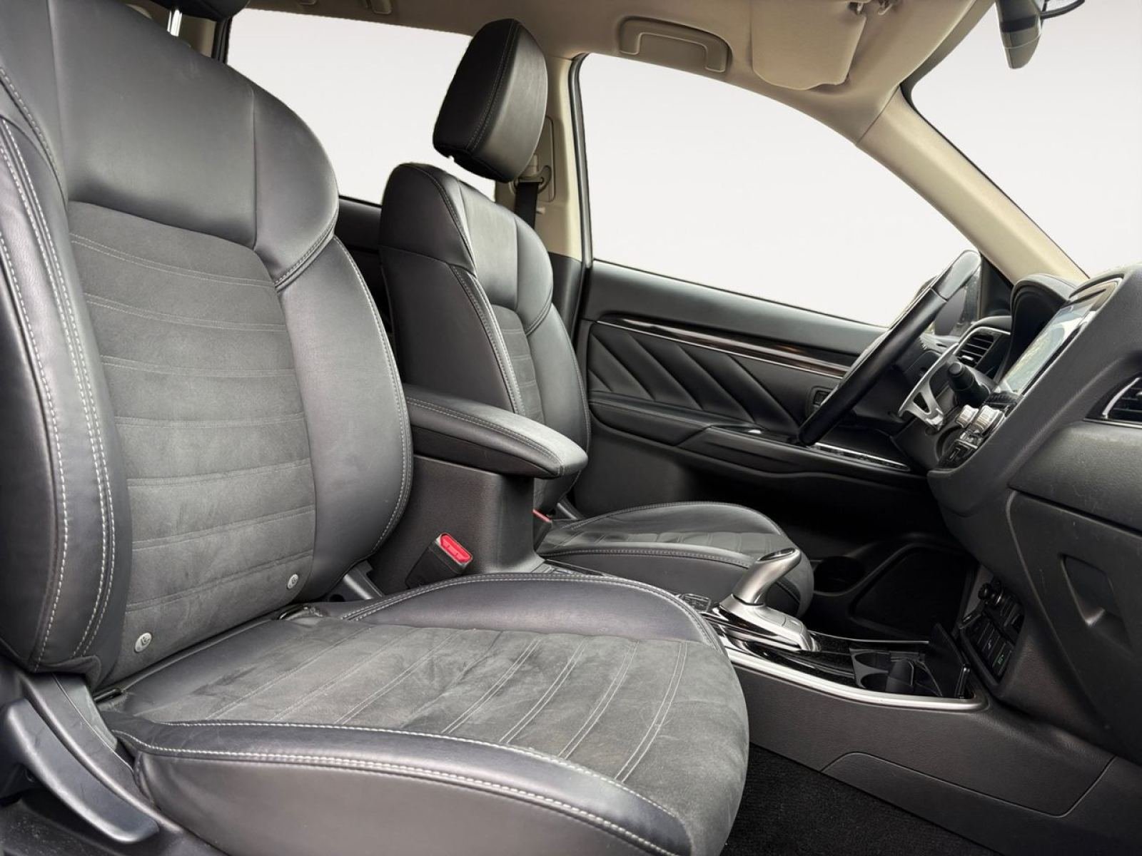 MITSUBISHI OUTLANDER 2.4 PHEV Motion Auto 4WD MY19.5 11