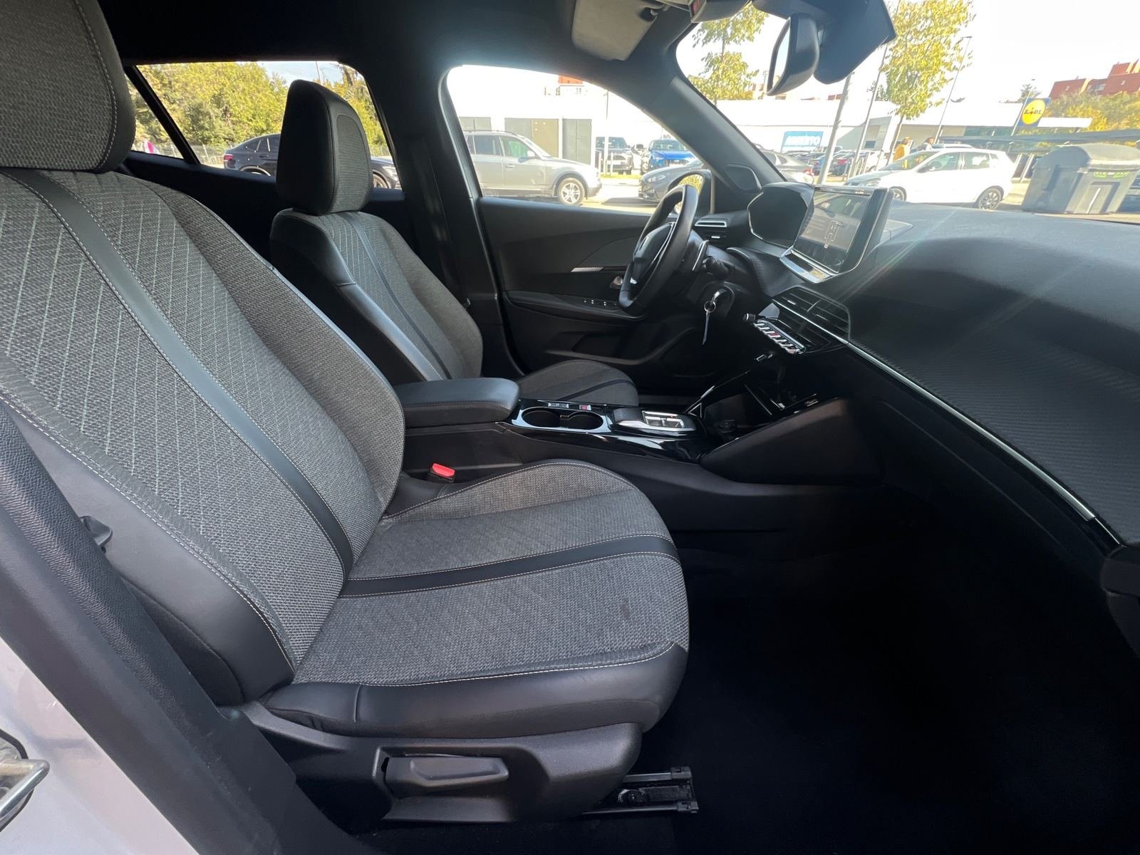 PEUGEOT 2008 Allure Puretech 130 S&S EAT8 16