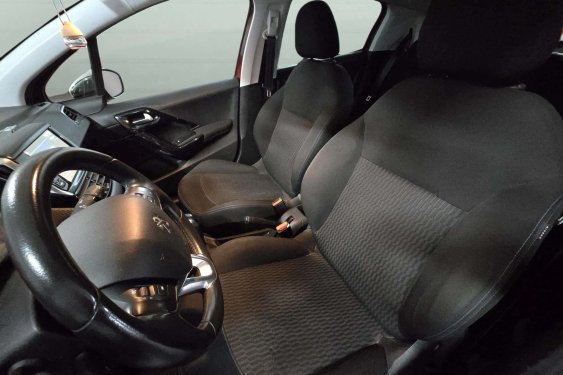 PEUGEOT 208 1.2 Style 82cv. 2017 de segunda mano