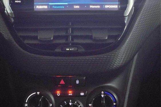 PEUGEOT 208 1.2 Style 82cv. 2017 de segunda mano
