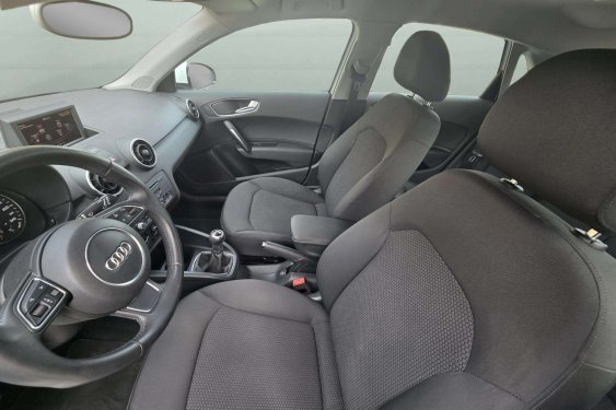 AUDI A1 1.2 TFSI 86cv. AMBITION 2013 de segunda mano