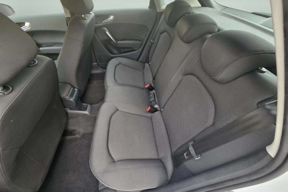 AUDI A1 1.2 TFSI 86cv. AMBITION 2013 de segunda mano