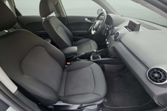AUDI A1 1.2 TFSI 86cv. AMBITION 2013 de segunda mano