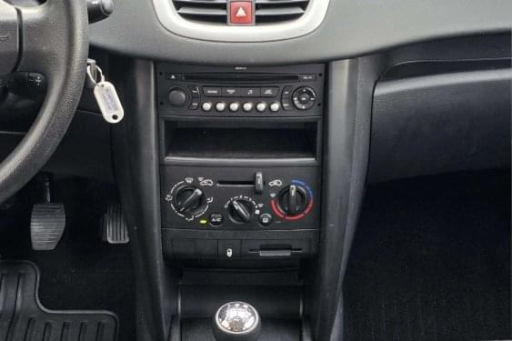 PEUGEOT 207 1.4i 75cv. 2007 de segunda mano
