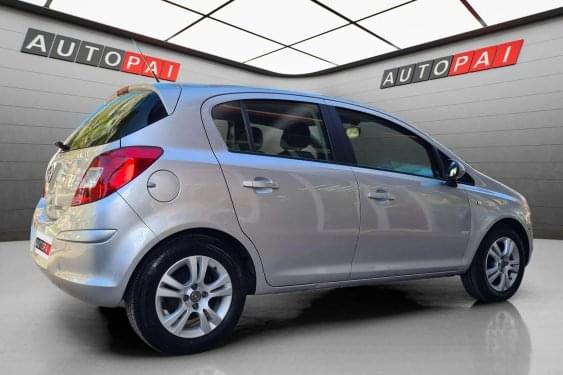 OPEL CORSA 1.4i 100cv. 2013 de segunda mano