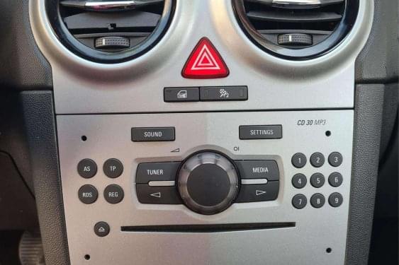 OPEL CORSA 1.4i 100cv. 2013 de segunda mano