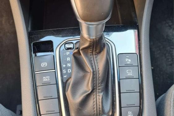 HYUNDAI IONIQ PHEV BURDEOS 2021 de segunda mano