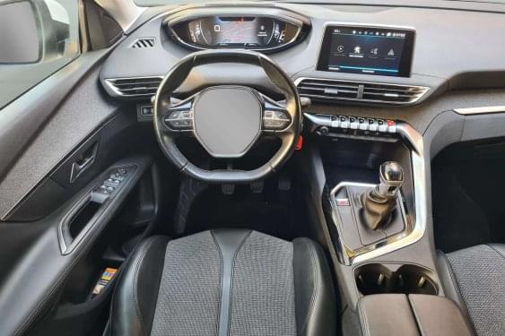 PEUGEOT 3008 ALLURE 1.2i 130CV 2019 de segunda mano