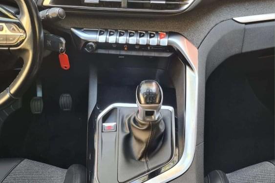 PEUGEOT 3008 ALLURE 1.2i 130CV 2019 de segunda mano