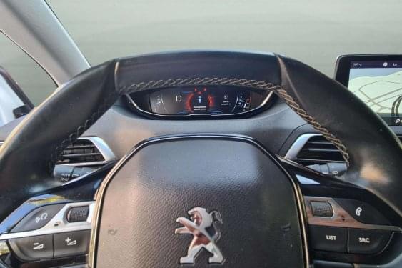 PEUGEOT 3008 ALLURE 1.2i 130CV 2019 de segunda mano