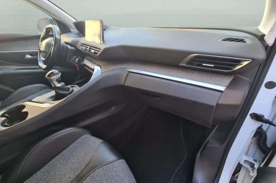 PEUGEOT 3008 ALLURE 1.2i 130CV 2019 de segunda mano