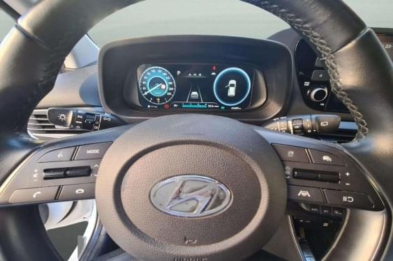 HYUNDAI BAYON 1.0 TGI 100CV 48V MAXX DCT AUT. HÍBRIDO 2023 de segunda mano