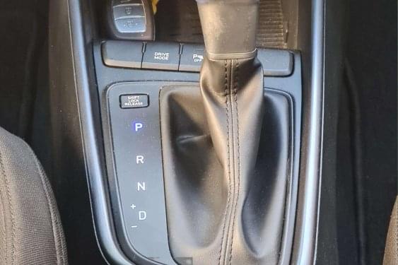 HYUNDAI BAYON 1.0 TGI 100CV 48V MAXX DCT AUT. HÍBRIDO 2023 de segunda mano