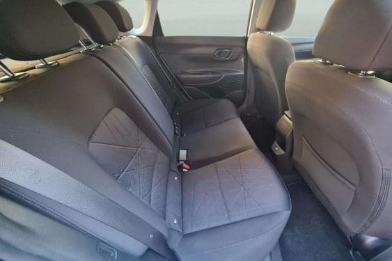 HYUNDAI BAYON 1.0 TGI 100CV 48V MAXX DCT AUT. HÍBRIDO 2023 de segunda mano