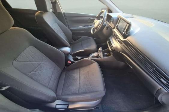 HYUNDAI BAYON 1.0 TGI 100CV 48V MAXX DCT AUT. HÍBRIDO 2023 de segunda mano