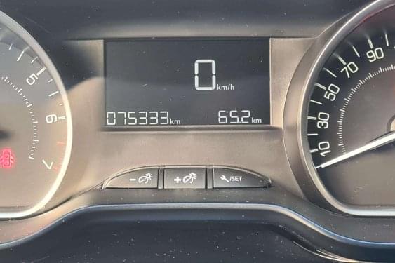 PEUGEOT 208 1.2i 82cv. STYLE 5p. 2018 de segunda mano