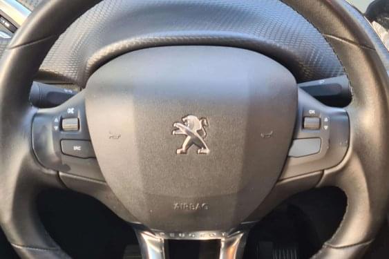 PEUGEOT 208 1.2i 82cv. STYLE 5p. 2018 de segunda mano