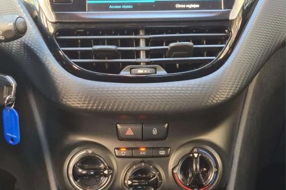 PEUGEOT 208 1.2i 82cv. STYLE 5p. 2018 de segunda mano