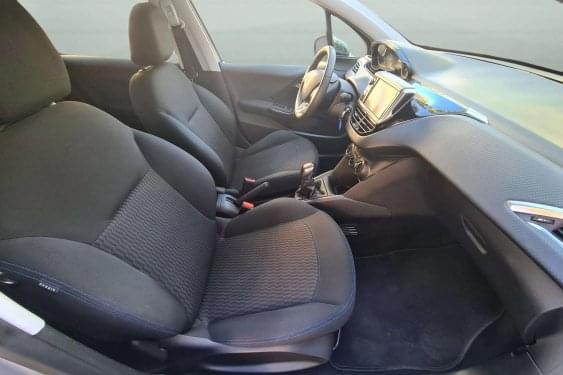 PEUGEOT 208 1.2i 82cv. STYLE 5p. 2018 de segunda mano