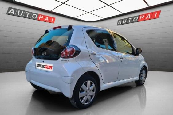 TOYOTA AYGO 1.0 VVTI 68cv. LIVE 5P. 2013 de segunda mano