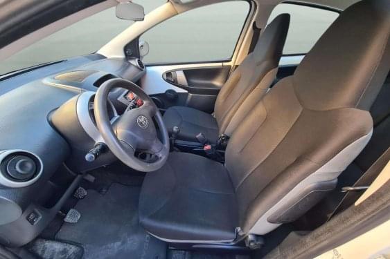 TOYOTA AYGO 1.0 VVTI 68cv. LIVE 5P. 2013 de segunda mano