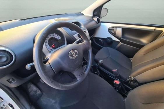 TOYOTA AYGO 1.0 VVTI 68cv. LIVE 5P. 2013 de segunda mano