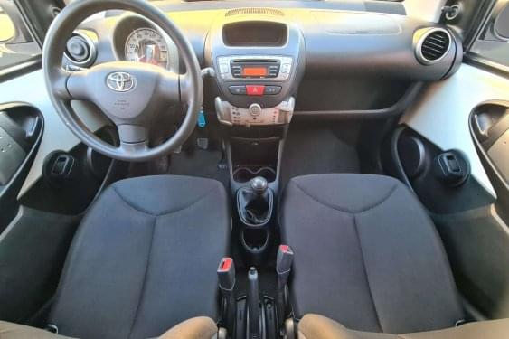 TOYOTA AYGO 1.0 VVTI 68cv. LIVE 5P. 2013 de segunda mano