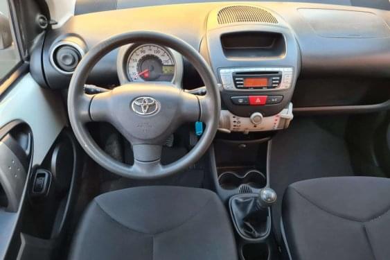 TOYOTA AYGO 1.0 VVTI 68cv. LIVE 5P. 2013 de segunda mano
