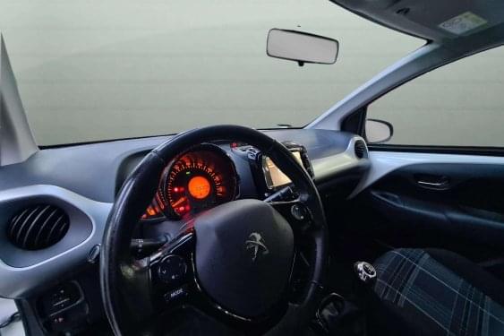 PEUGEOT 108 1.2i 82cv. ALLURE 2016 de segunda mano