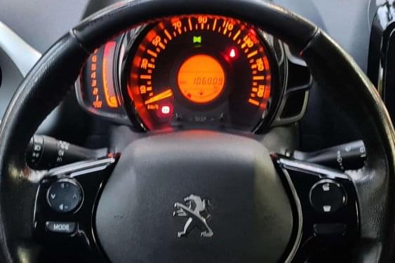 PEUGEOT 108 1.2i 82cv. ALLURE 2016 de segunda mano