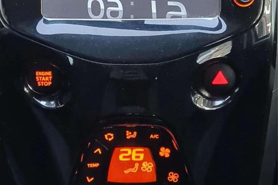 PEUGEOT 108 1.2i 82cv. ALLURE 2016 de segunda mano