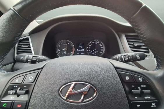 HYUNDAI TUCSON 1.6I 130CV GRIS DORADO 2018 de segunda mano