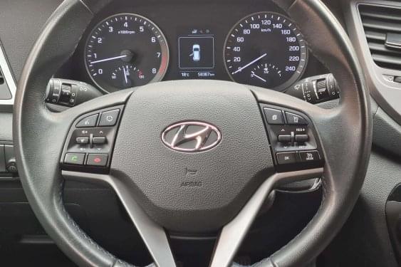 HYUNDAI TUCSON 1.6I 130CV GRIS DORADO 2018 de segunda mano