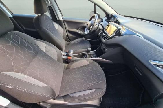 PEUGEOT 2008 1.2i 110cv. ACTIVE PACK NAVI 2016 de segunda mano