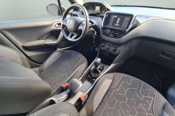 PEUGEOT 2008 1.2i 110cv. ACTIVE PACK NAVI 2016 de segunda mano