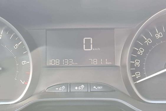 PEUGEOT 2008 1.2i 110cv. ACTIVE PACK NAVI 2016 de segunda mano