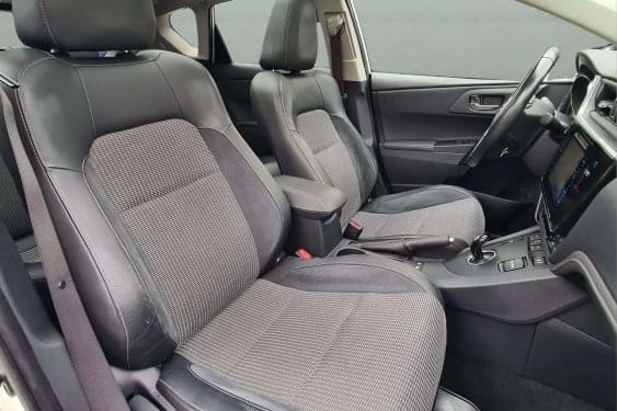 TOYOTA AURIS 1.8 VVTI HSD 16v CVT híbrido 2016 de segunda mano