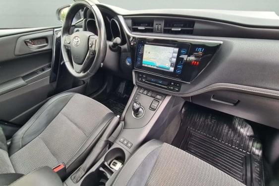 TOYOTA AURIS 1.8 VVTI HSD 16v CVT híbrido 2016 de segunda mano