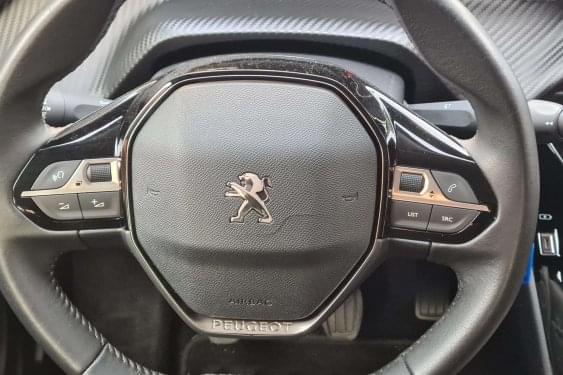 PEUGEOT 2008 1.2i 100cv. ACTIVE PACK NAVI 2022 de segunda mano