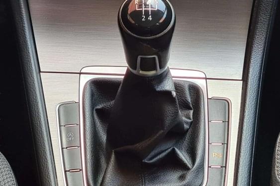 VOLKSWAGEN GOLF 1.6TDI 105CV 2014 de segunda mano