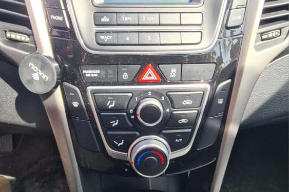 HYUNDAI I30 1.4i 100cv. ESSENCE 2015 de segunda mano