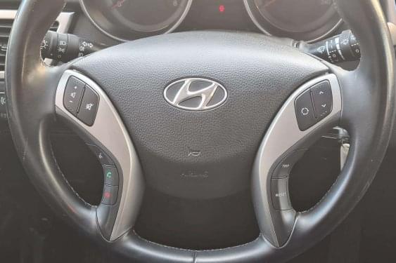 HYUNDAI I30 1.4i 100cv. ESSENCE 2015 de segunda mano