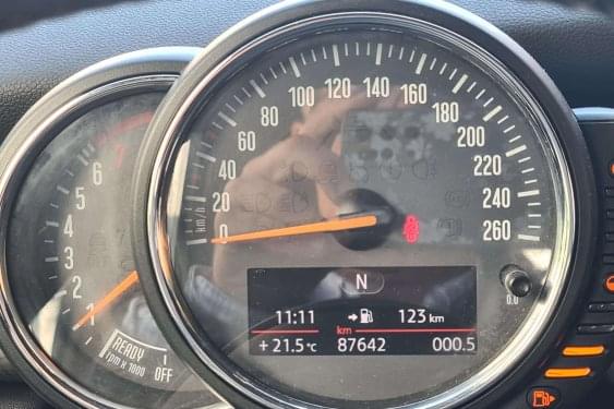 MINI MINI ONE CABRIO 1.2i 102cv. 2016 de segunda mano