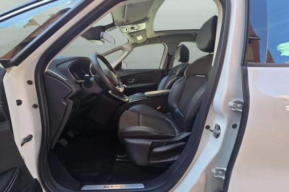 RENAULT SCÉNIC 1.3tce 140cv. Authentique 2018 de segunda mano
