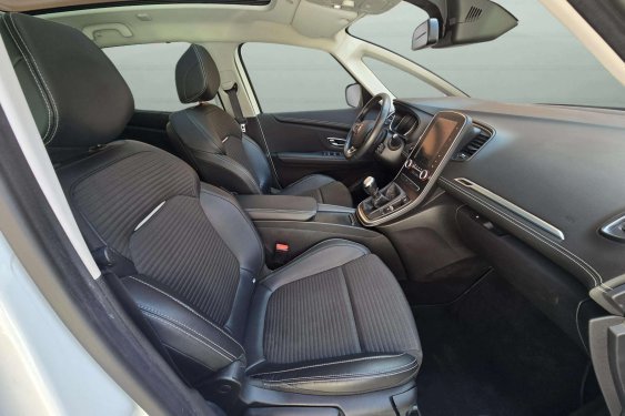 RENAULT SCÉNIC 1.3tce 140cv. Authentique 2018 de segunda mano