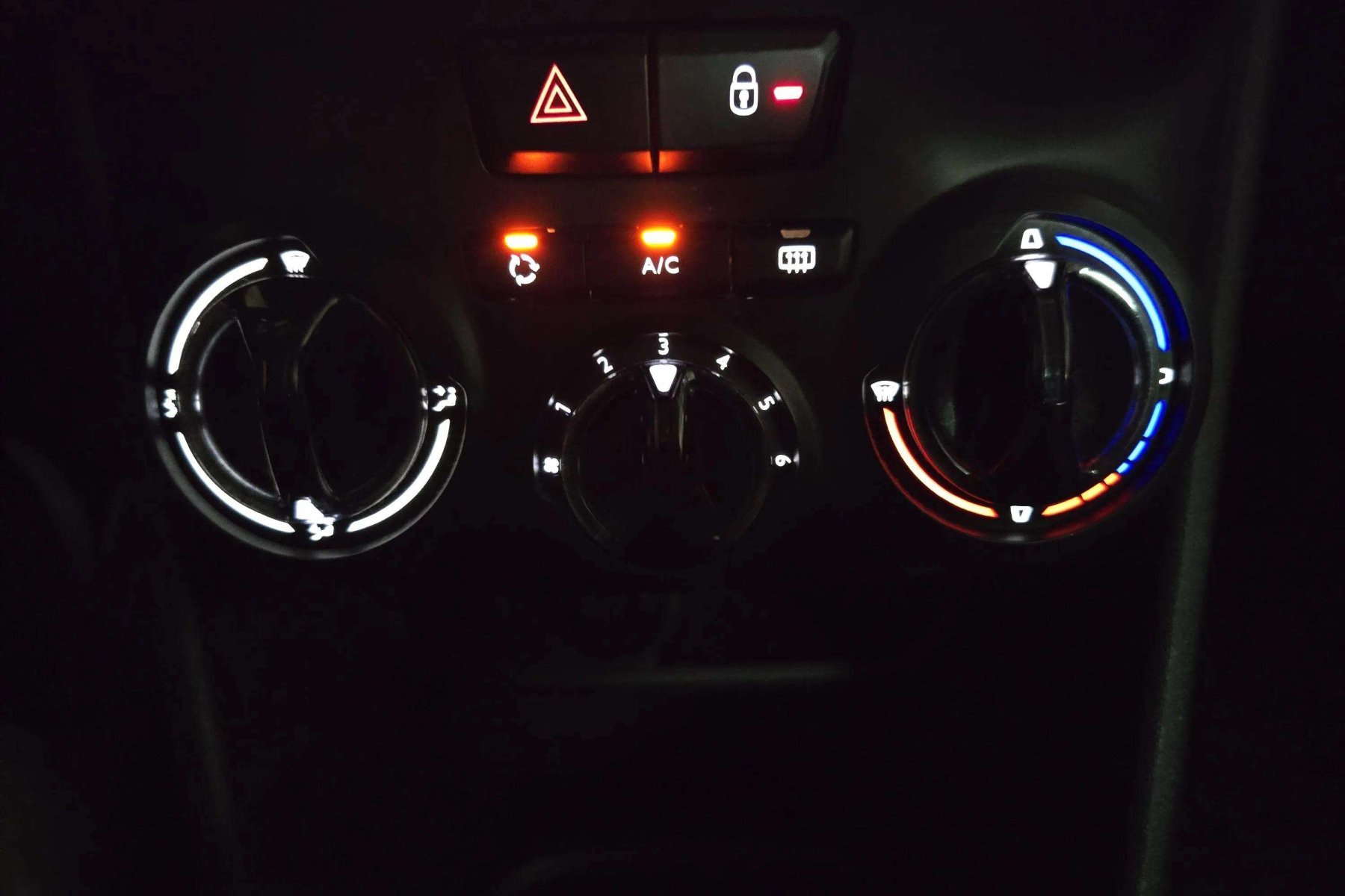 PEUGEOT 208 1.2 Style 82cv. 12