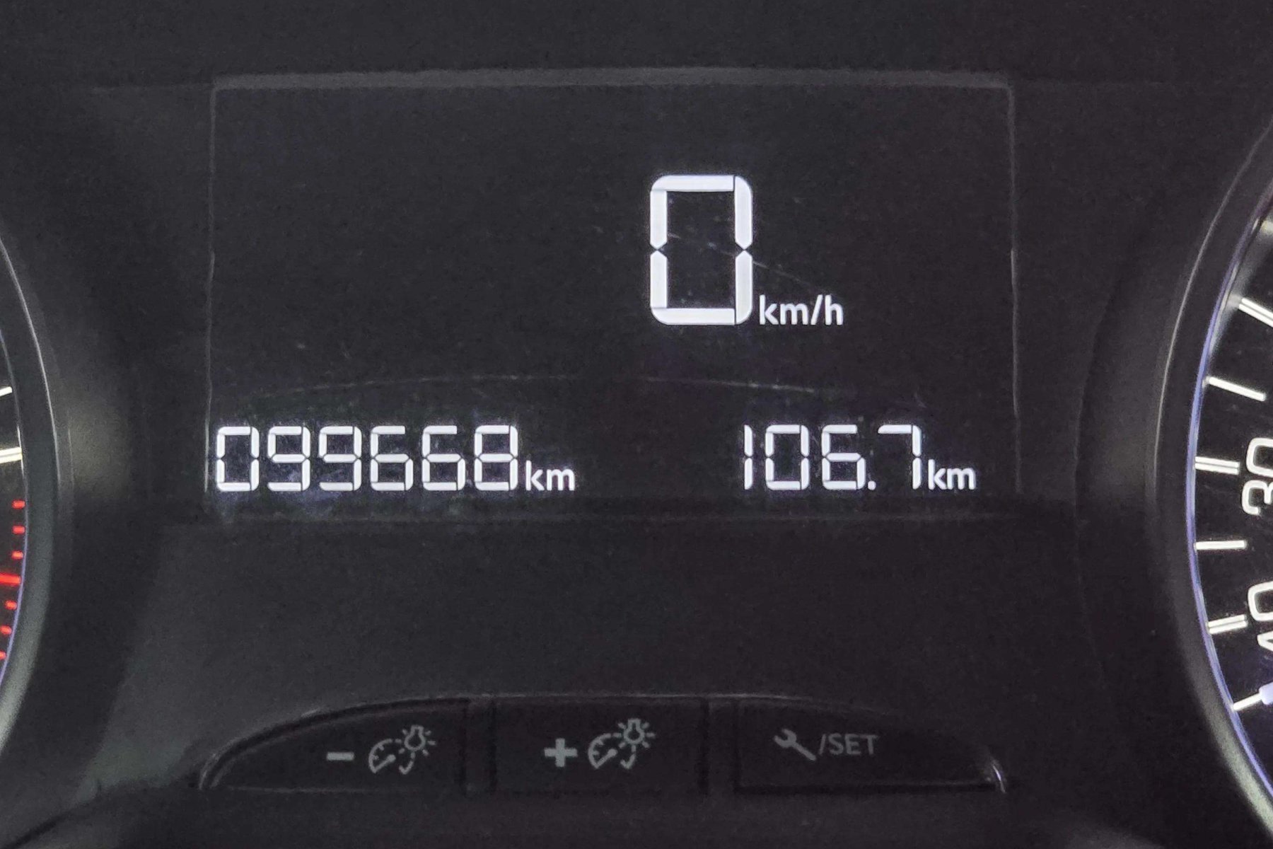 PEUGEOT 208 1.2 Style 82cv. 28