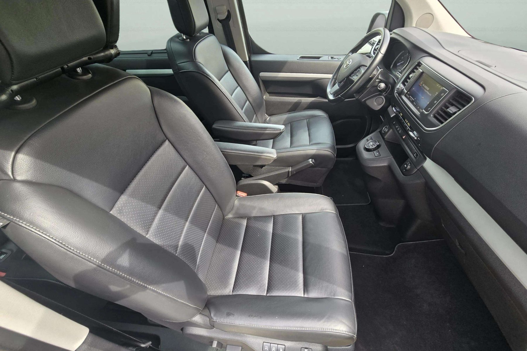 TOYOTA PROACE VERSO L1 VIP 2.0d 180cv. automático 26